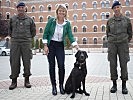 Klaudia Tanner mit Militärhund "Cowboy". (Bild öffnet sich in einem neuen Fenster)