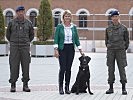 Klaudia Tanner mit Militärhund "Cowboy". (Bild öffnet sich in einem neuen Fenster)