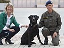 Klaudia Tanner mit Militärhund "Cowboy". (Bild öffnet sich in einem neuen Fenster)