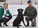 Klaudia Tanner mit Militärhund "Cowboy". (Bild öffnet sich in einem neuen Fenster)