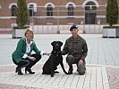 Klaudia Tanner mit Militärhund "Cowboy". (Bild öffnet sich in einem neuen Fenster)