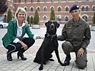 Klaudia Tanner mit Militärhund "Cowboy". (Bild öffnet sich in einem neuen Fenster)