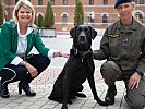 Klaudia Tanner mit Militärhund "Cowboy". (Bild öffnet sich in einem neuen Fenster)