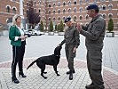 Klaudia Tanner mit Militärhund "Cowboy". (Bild öffnet sich in einem neuen Fenster)