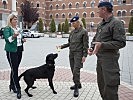 Klaudia Tanner mit Militärhund "Cowboy". (Bild öffnet sich in einem neuen Fenster)