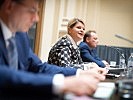 Klaudia Tanner bei der Parlamentarischen Bundesheerkommission. (Bild öffnet sich in einem neuen Fenster)