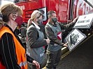 Ministerin Tanner bei der Beklebung der neuen Bundesheer-Lok. (Bild öffnet sich in einem neuen Fenster)