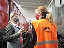 Ministerin Tanner bei der Beklebung der neuen Bundesheer-Lok. (Bild öffnet sich in einem neuen Fenster)