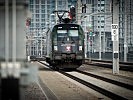 Die neue ÖBB-Lok im Bundesheer-Design. (Bild öffnet sich in einem neuen Fenster)