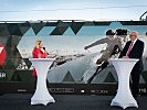 Ministerin Klaudia Tanner mit Andreas Matthä von den ÖBB. (Bild öffnet sich in einem neuen Fenster)