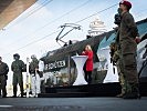 Die neue ÖBB-Lok im Bundesheer-Design. (Bild öffnet sich in einem neuen Fenster)