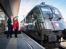 Ministerin Klaudia Tanner mit Andreas Matthä von den ÖBB. (Bild öffnet sich in einem neuen Fenster)