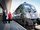 Ministerin Klaudia Tanner mit Andreas Matthä von den ÖBB. (Bild öffnet sich in einem neuen Fenster)