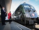 Ministerin Klaudia Tanner mit Andreas Matthä von den ÖBB. (Bild öffnet sich in einem neuen Fenster)