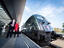 Ministerin Klaudia Tanner mit Andreas Matthä von den ÖBB. (Bild öffnet sich in einem neuen Fenster)