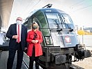 Ministerin Klaudia Tanner mit Andreas Matthä von den ÖBB. (Bild öffnet sich in einem neuen Fenster)