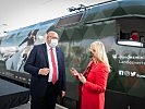 Ministerin Klaudia Tanner mit Andreas Matthä von den ÖBB. (Bild öffnet sich in einem neuen Fenster)