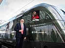 Ministerin Klaudia Tanner mit Andreas Matthä von den ÖBB. (Bild öffnet sich in einem neuen Fenster)