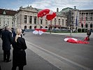 Klaudia Tanner mit den Fallschirmspringern. (Bild öffnet sich in einem neuen Fenster)