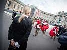 Klaudia Tanner mit den Fallschirmspringern. (Bild öffnet sich in einem neuen Fenster)