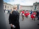 Klaudia Tanner mit den Fallschirmspringern. (Bild öffnet sich in einem neuen Fenster)