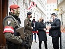 Klaudia Tanner und IKG-Präsident Oskar Deutsch. (Bild öffnet sich in einem neuen Fenster)