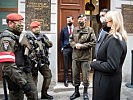 Ministerin Klaudia Tanner besuchte den Ort des Terroranschlages. (Bild öffnet sich in einem neuen Fenster)