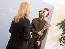 Klaudia Tanner mit Heeressportlerin Ivona Dadic. (Bild öffnet sich in einem neuen Fenster)