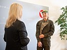 Klaudia Tanner mit Heeressportlerin Ivona Dadic. (Bild öffnet sich in einem neuen Fenster)