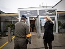 Klaudia Tanner besuchte die Covid-Teststraße in der Wiener Stadthalle. (Bild öffnet sich in einem neuen Fenster)