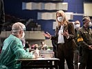 Klaudia Tanner besuchte die Covid-Teststraße in der Wiener Stadthalle. (Bild öffnet sich in einem neuen Fenster)