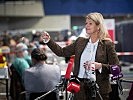 Klaudia Tanner besuchte die Covid-Teststraße in der Wiener Stadthalle. (Bild öffnet sich in einem neuen Fenster)