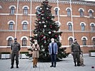 Verteidigungsministerin Klaudia Tanner im Carl Szokoll-Hof. (Bild öffnet sich in einem neuen Fenster)