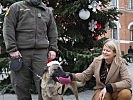 Verteidigungsministerin Klaudia Tanner im Carl Szokoll-Hof. (Bild öffnet sich in einem neuen Fenster)