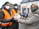 24.12.: Klaudia Tanner besucht Soldaten in Laa an der Thaya. (Bild öffnet sich in einem neuen Fenster)