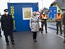 24.12.: Klaudia Tanner besucht Soldaten in Laa an der Thaya. (Bild öffnet sich in einem neuen Fenster)