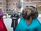 Die Sternsinger bei Ministerin Klaudia Tanner. (Bild öffnet sich in einem neuen Fenster)