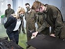 Klaudia Tanner trifft Lehrlinge in Langenlebarn. (Bild öffnet sich in einem neuen Fenster)