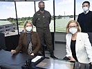 Klaudia Tanner und Johanna Mikl-Leitner beim Fluglotsensimulator. (Bild öffnet sich in einem neuen Fenster)