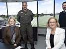 Klaudia Tanner und Johanna Mikl-Leitner beim Fluglotsensimulator. (Bild öffnet sich in einem neuen Fenster)