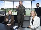 Klaudia Tanner und Johanna Mikl-Leitner beim Fluglotsensimulator. (Bild öffnet sich in einem neuen Fenster)