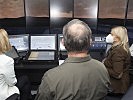 Klaudia Tanner und Johanna Mikl-Leitner beim Fluglotsensimulator. (Bild öffnet sich in einem neuen Fenster)