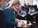 Klaudia Tanner bei der Testung der Sängerknaben. (Bild öffnet sich in einem neuen Fenster)