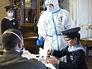 Klaudia Tanner bei der Testung der Sängerknaben. (Bild öffnet sich in einem neuen Fenster)