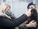 Klaudia Tanner mit einem Militärhundewelpen. (Bild öffnet sich in einem neuen Fenster)