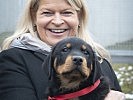 Klaudia Tanner mit einem Militärhundewelpen. (Bild öffnet sich in einem neuen Fenster)