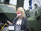 Ministerin Tanner bei "General Dynamics European Land Systems"-Steyr. (Bild öffnet sich in einem neuen Fenster)