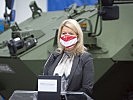 Ministerin Tanner bei "General Dynamics European Land Systems"-Steyr. (Bild öffnet sich in einem neuen Fenster)