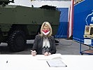 Ministerin Tanner bei "General Dynamics European Land Systems"-Steyr. (Bild öffnet sich in einem neuen Fenster)