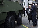 Ministerin Tanner bei "General Dynamics European Land Systems"-Steyr. (Bild öffnet sich in einem neuen Fenster)